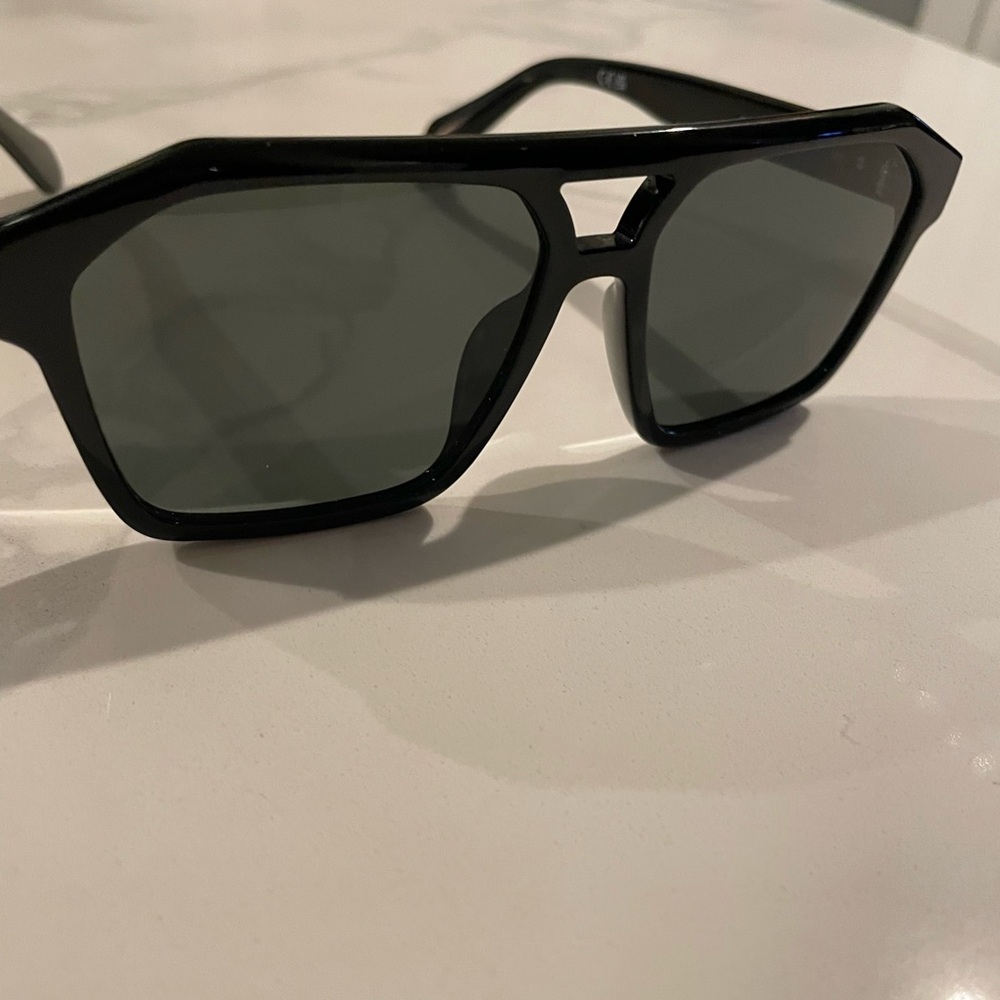 Quay Australia Black Sunglasses - Picture 4 of 6